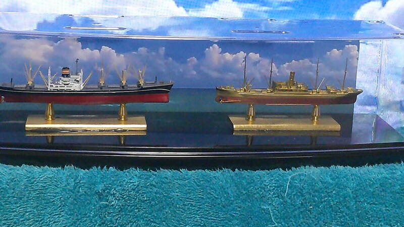 築山商船模型　金属品製品　客船模型　貨物船模型船　2隻プラスチックケース入り