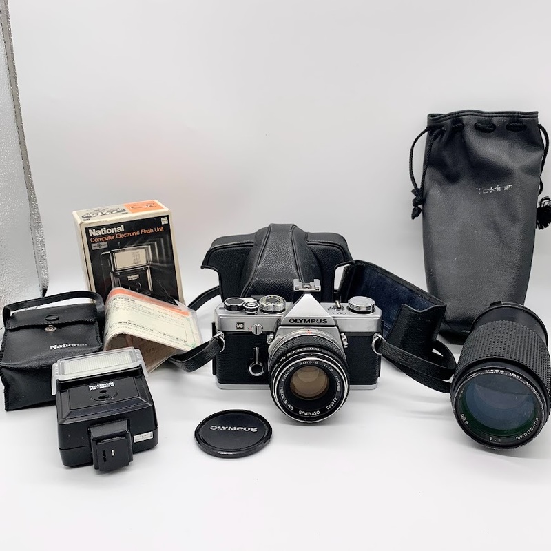 【K-53】OLYMPUS オリンパス OM-1 フィルムカメラ F.ZUIKO AUTO-S 1:1.8 f=50mm 望遠レンズ Kenko SKYLIGHT 55mm ストロボ　現状品