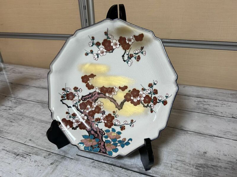 24A05-83N: 九谷焼栄山造　梅　梅の花　絵皿　飾り皿　昭和　インテリア