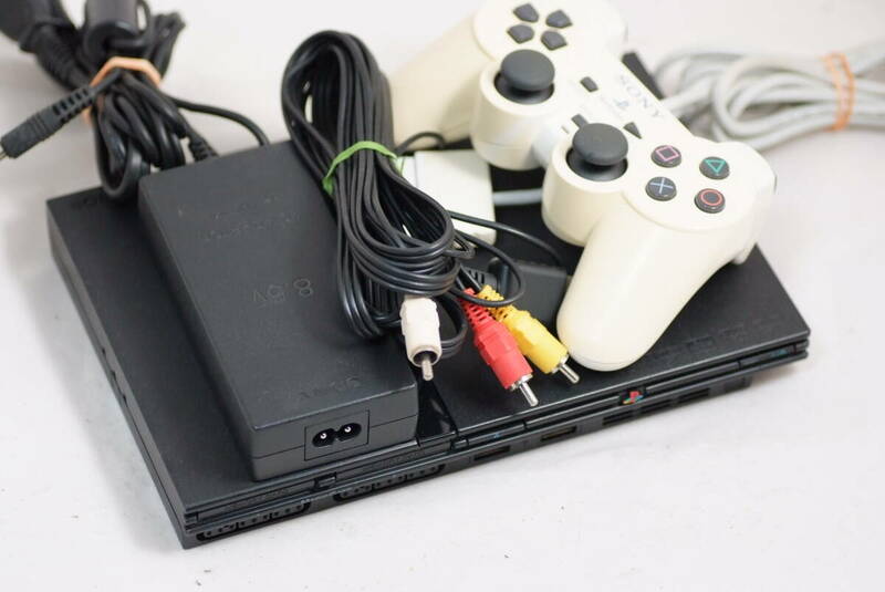 SONY(ソニー)PS2 プレステ2 SCPH-77000 ブラック　白コントローラー、ACアダプタ、ケーブル付きセットです。ゲーム起動しました。