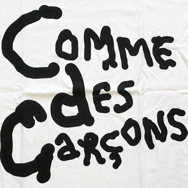 希少 コムデギャルソン COMME des GARCONS 青山限定 2023 リニューアル記念 アリサヨッフェ Alisa Yoffe メッセージ CDG ロゴ Tシャツ L