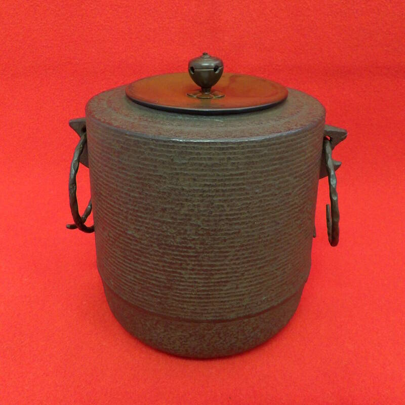 【よろづ屋】概ね美品：風炉釜 筒糸目 茶道具 鉄瓶 銅蓋 直径約16cm 箱あり 日本伝統工芸 骨董(M0521-60)