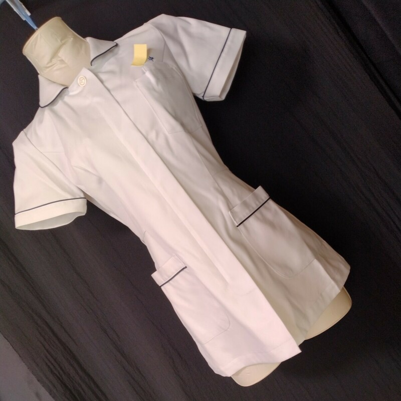 【ナガイレーベン】FT4412 ナース服 サイズS　ホワイト/ネイビーの縁取り 看護学生 制服 実習生 レディス 上衣 本格派 コスプレ 衣装　