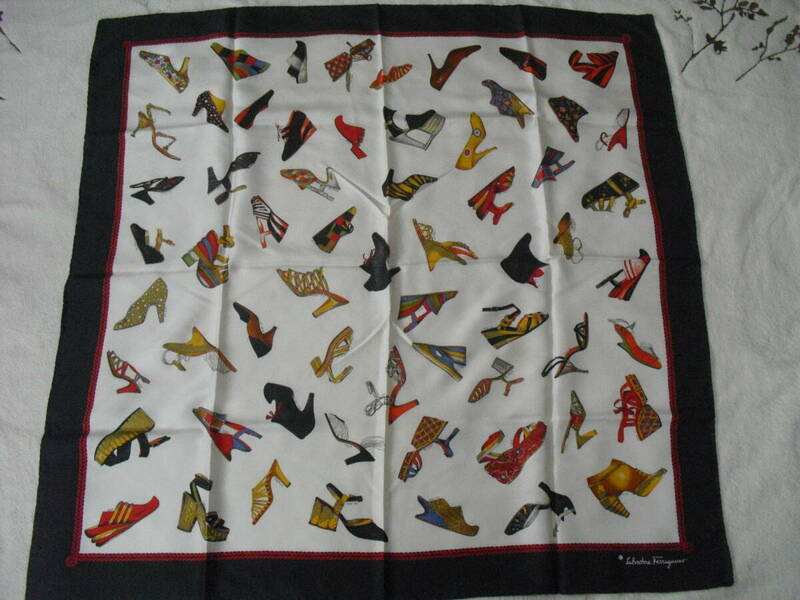 サルヴァトーレ・フェラガモ　　　スカーフ　　８８×８６　　（シューズ柄）　未使用