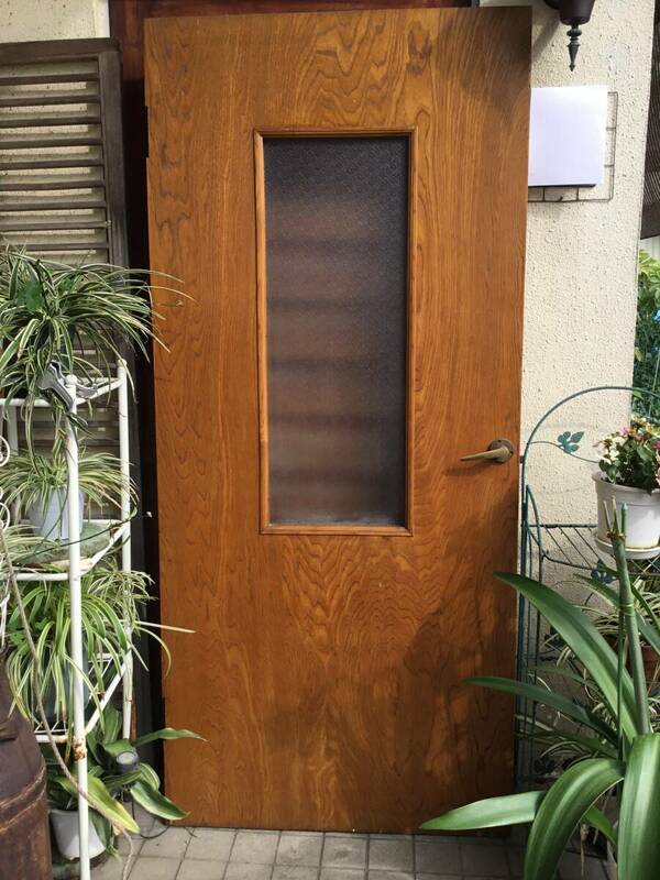 昭和レトロ　古い木製のドア　