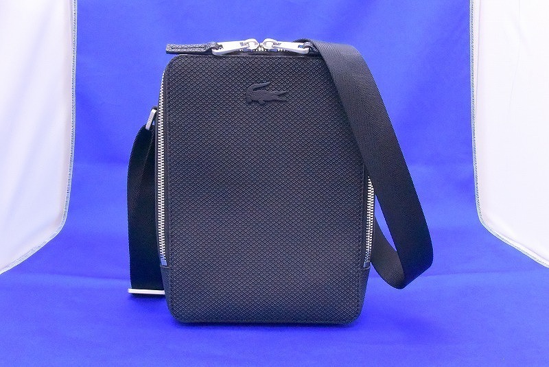 ラコステ LACOSTE エレガントでスポーティーなカメラバッグの魅力 CHANTACOバーティカル ショルダーバック斜め掛けスクエア鞄 黒