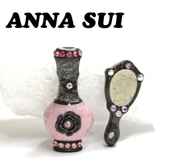 【ANNA SUI】(NO.2931)アナスイ ピンブローチ ネイルボトル＆手鏡モチーフ　薄ピンク　ラメ入り　2個セット