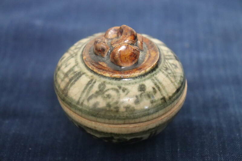 宋胡録　染付草紋香合　鉄釉摘み蓋　茶道具　優品　14～15世紀