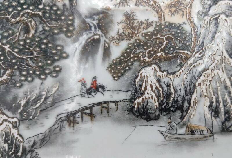 中国美術 飾り皿 雪景色 雪景山水図 山水画 釣り 楼閣山水図 色絵皿 木製皿立て付 中国古玩