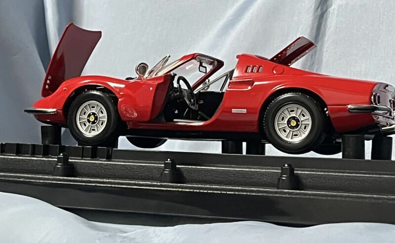 ホットウィール製　　フェラーリ ディノ　246 GTS 赤　　1/18