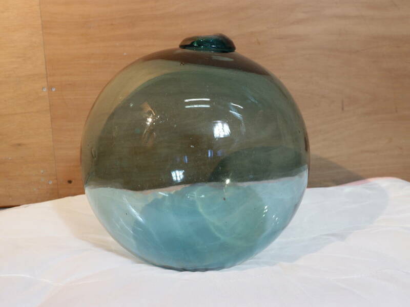 古道具 ふるいガラス浮き玉 変形 気泡 ガラス玉 漁業用 直径約30㎝ ビン玉 アンティーク ヴィンテージ オブジェ / 浮玉 浮き球 浮球