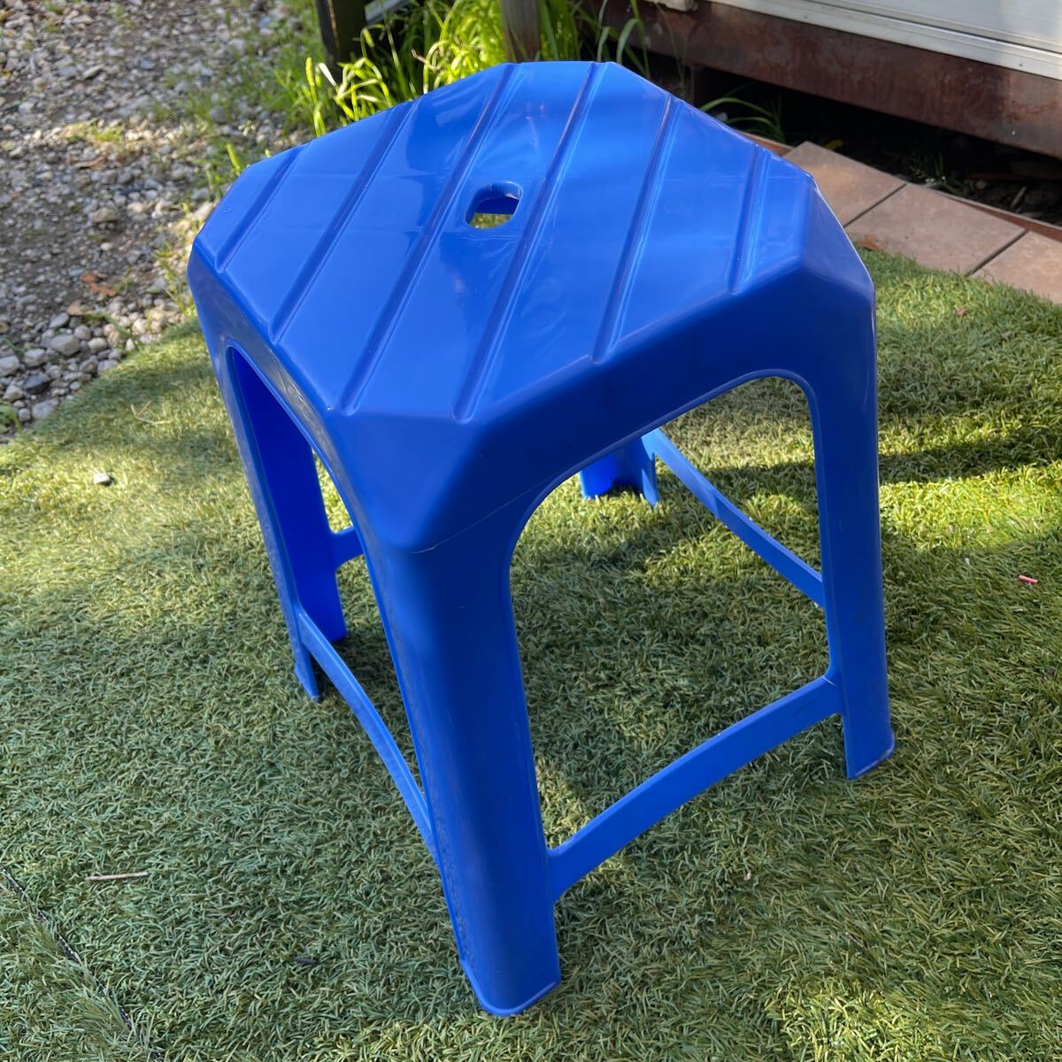 プラスチックチェア 小　ブルー　座面約26×26㌢ 高さ約44㌢　最大幅約35㌢　在庫5個あり　他の色サイズとも組み合わせ可能　セー10