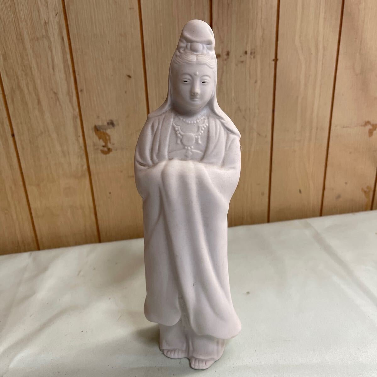 白衣観音像　出石焼　高さ約25㌢　ソー8