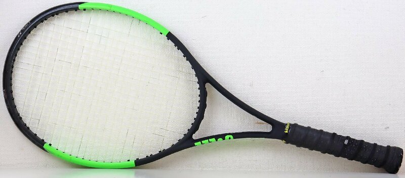 M◎中古品◎硬式テニスラケット『Wilson BLADE 104 v6.0』 フェイス面積:104sq.in. 平均重量:290g バランス:32.5cm グリップサイズ:2