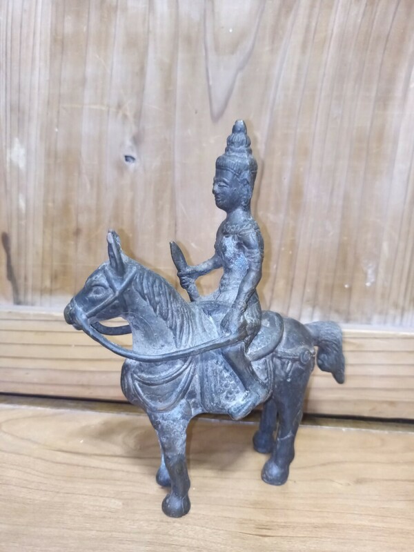 真鍮製馬に乗る古代武人17ｘ14ｘ5ｃｍ程