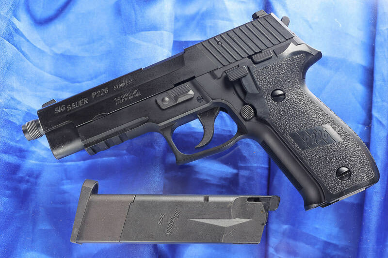 東京マルイ製ガスブローバック！SIG226レイルド！！何となく特殊部隊っぽく14mm正ネジアウターバレル！！！