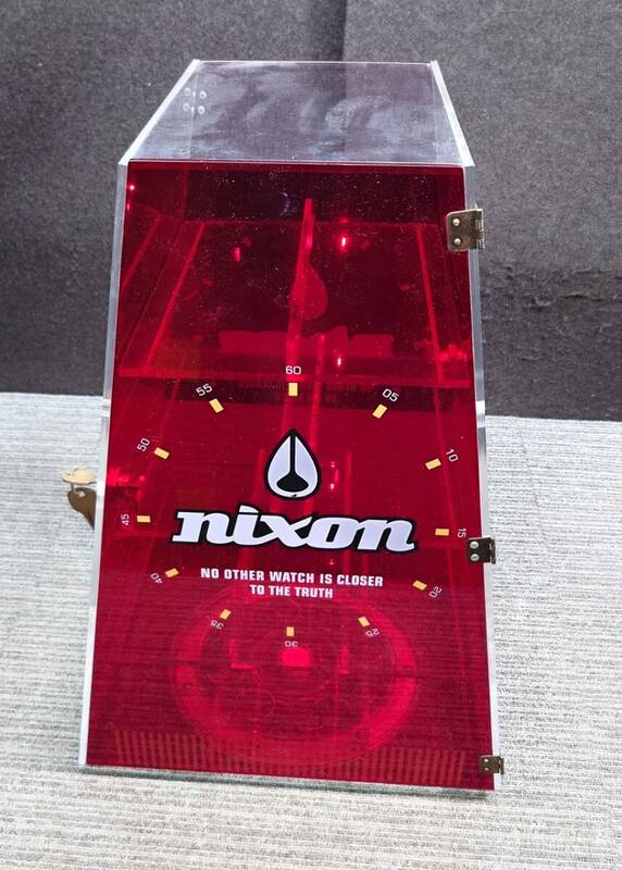 YI ア5-270 NIXON ニクソン アクリルショーケース 4段棚 回転盤付き 鍵付き 店頭用ディスプレイ 中古