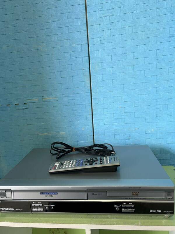 【ジャンク品】　Panasonic VHSカセット／DVD RECORDER NV-VP30 2002年