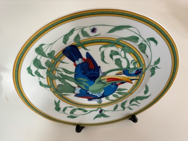 HERMES エルメス TOUCAN トゥカン プレート　直径27cm 皿　鳥　オオハシ　3匹　親子　プレートスタンド付　飾り皿　大皿