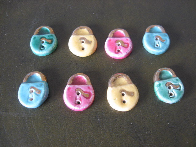 ★アンティーク品★陶器製ボタン８個セット 小さなかわいいボタン 南京錠の形 パドロックキー かぎ カギ フランス
