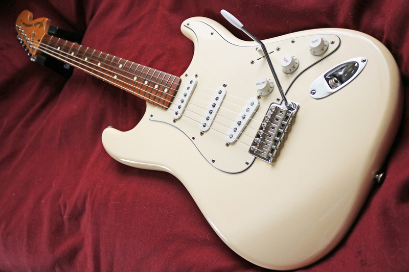 【Fender】Classic Series 70s Stratocaster Vintage White（F-key ペグ／Alderボディ／Orange Drop／ローズウッド指板）準美品