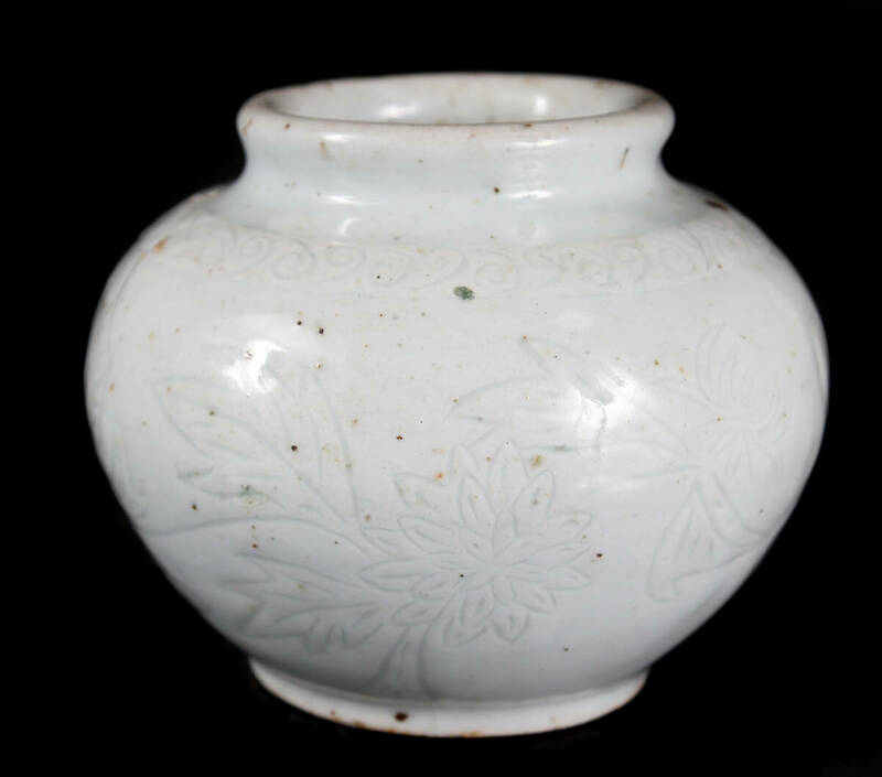 朝鮮古陶磁器 希少 李朝 白磁花蝶彫刻壷 花瓶 古美術品（分院高麗旧家蔵出）D636