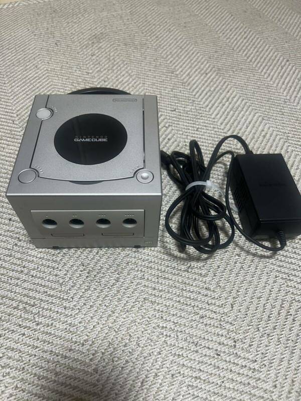 NINTENDO ゲームキューブ ニンテンドー DOL-001 本体のみ　GAMECUBE