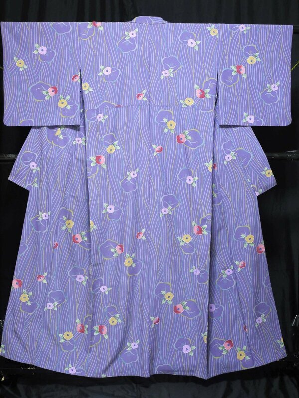 《花小袖》単衣 小紋 洗える着物；藤紫地 うねる曲線に椿 散らし