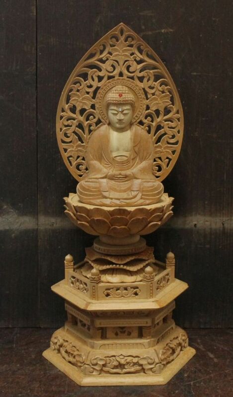 古そうな木彫の細密に彫られた釈迦如来像 仏像 n655
