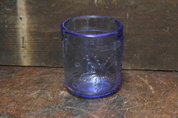 古いとてもかわいい模様の青硝子の小瓶 プレスガラス n761