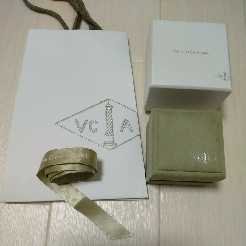 【空箱】ヴァンクリーフ＆アーペル Van Cleef&Arpels　ブレスレットケース　箱　リボン　紙袋　美品