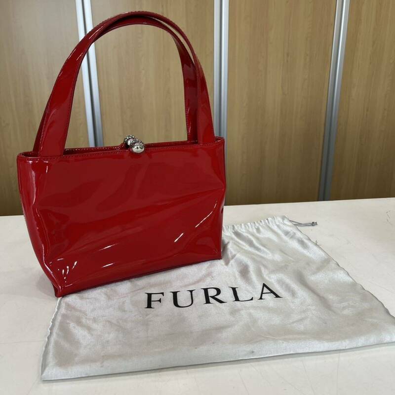 ＊【中古美品】FURLA フルラ エナメル レザー トート ハンド バッグ 赤 レッド 小さめ 腕掛け 巾着袋付き