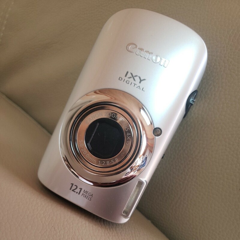 美品.通電.作動確認済み Canon IXY510IS コンパクトデジタルカメラ.シルバーカラー。
