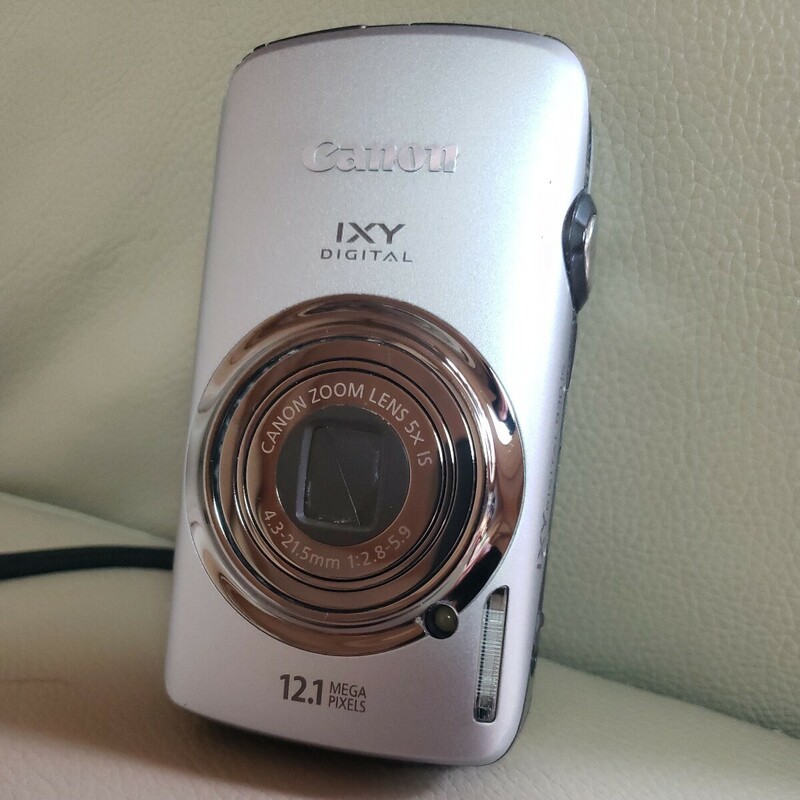 美品Canon IXY930isシルバーカラーコンパクトデジタルカメラ。