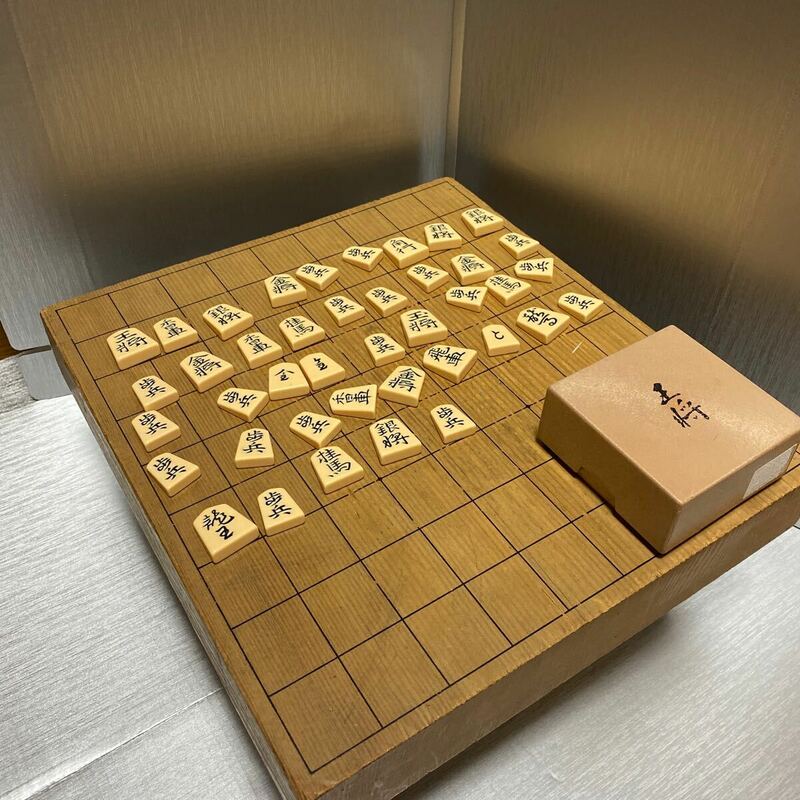 木製 【将棋盤】 中古 古い 脚付き 33.3x36.5x厚み6cm 昭和レトロ 将棋セット 将棋駒 しょうぎ ボードゲーム 駒付き　傷汚れあり！軽量