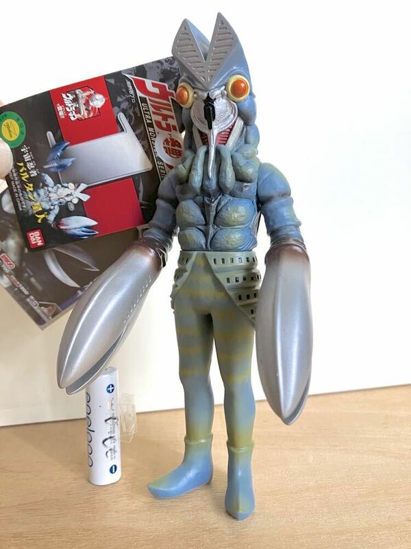 タグ付き　バトルカード付き　応援カード　バルタン星人　１　旧　ウルトラ怪獣　タグ　バンダイ　中古　