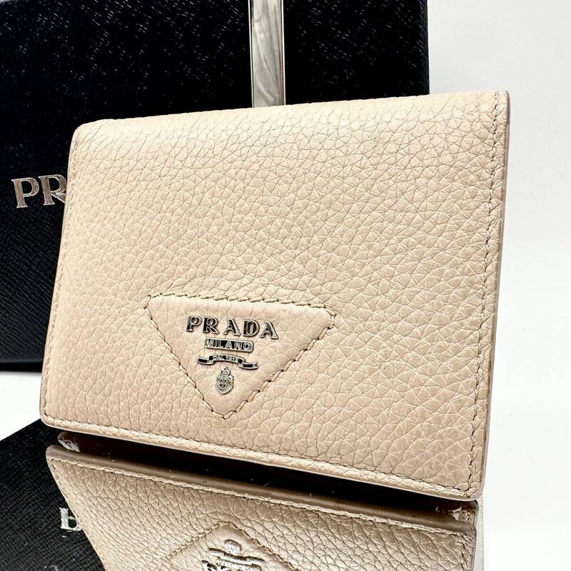 PRADA プラダ 二つ折り財布 ベージュ シボ革 シルバーロゴ レディース レザー フラップ コンパクトウォレット
