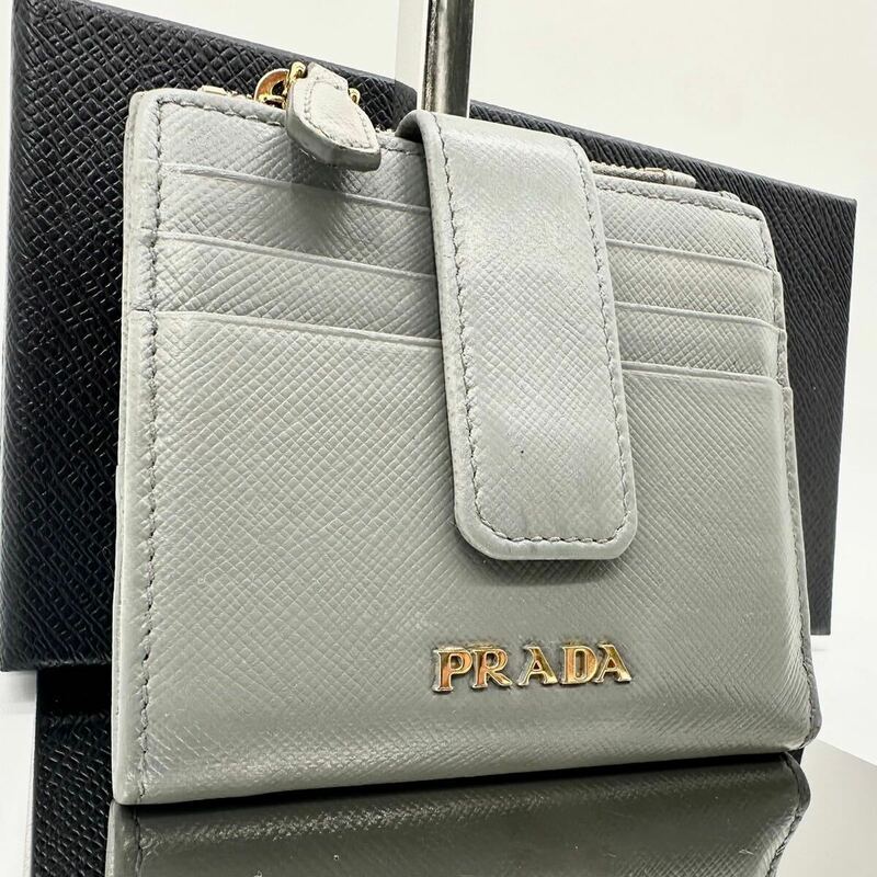 PRADA プラダ 二つ折り財布 グレー サフィアーノ ゴールドロゴ ユニセックス メンズ レディース コンパクトウォレット フラップ