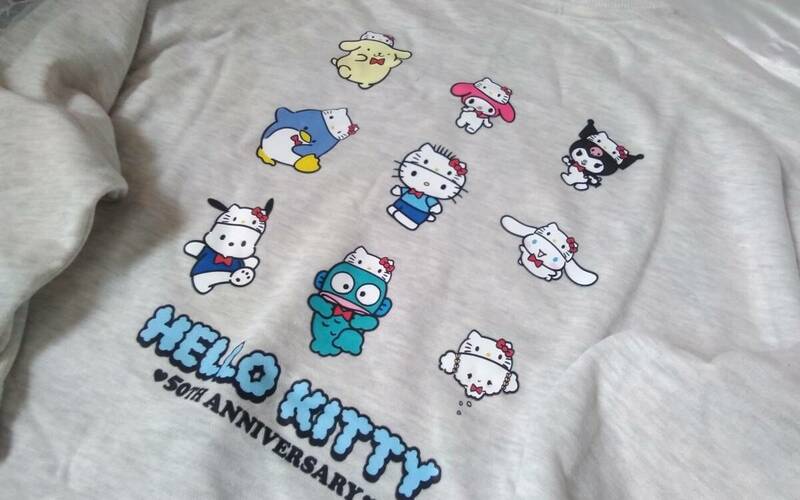 ☆HELLOKITTY ☆50周年☆胸元キティちゃん刺繍の後ろお友達♪キティちゃん帽子でお祝い♪淡灰色長袖トレーナー(o^―^o)大きいサイズ３Ｌ☆