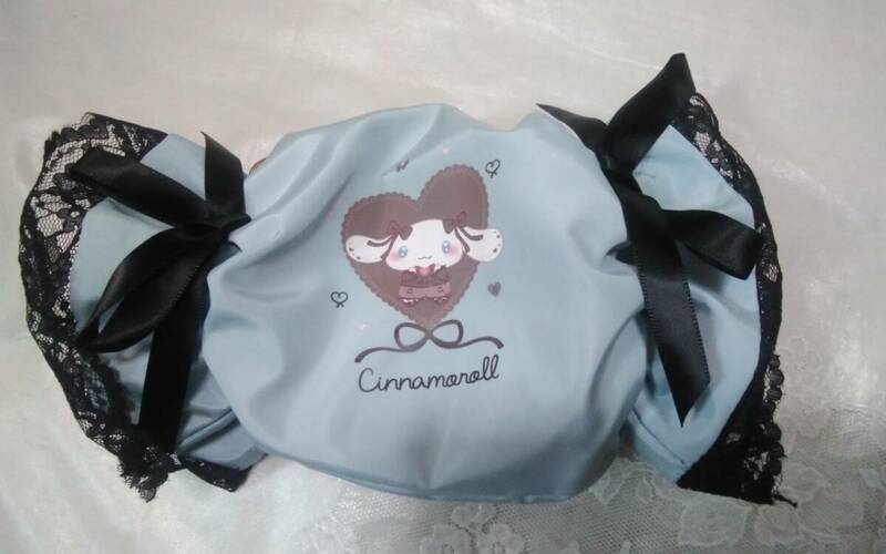 ☆CINNAMOROLL ☆とっても可愛い！キャンディ型のハートとシナモンロールちゃんイラスト入りの水色ポーチです(o^―^o)サイズ23×12cm ☆