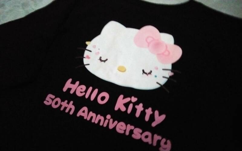 ☆レディース☆HELLOKITTY 50周年！キティちゃん可愛い！チークでおめかしの♪イラスト入り黒色半袖Tシャツです(o^―^o)サイズＬ☆