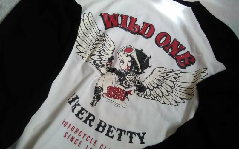 ☆メンズ☆BETTYBOOP ☆BIKER BETTY☆WILDONE ☆カッコいい！天使の羽バイカーベティちゃん白×黒色BIG 長袖Tシャツです(o^―^o)サイズＬ☆