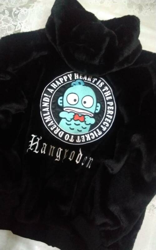 ☆メンズ☆とっても可愛い！ハンギョドンちゃん&ロゴのアップリケ刺繍のフェイクファージップパーカージャケットです(o^―^o)サイズM～Ｌ☆