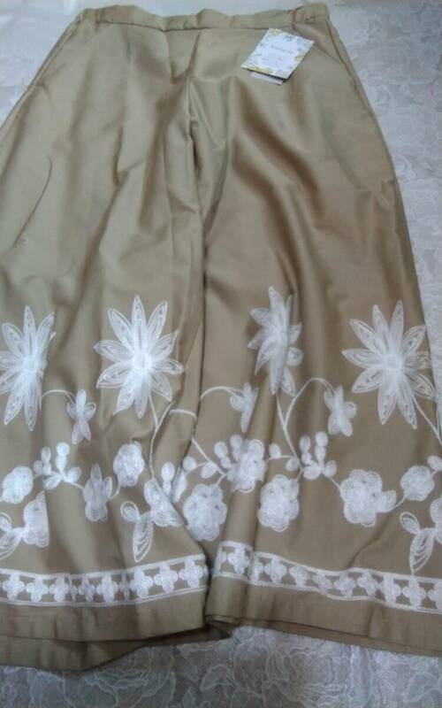 レディース☆franerisフラネリ☆とっても可愛い♪裾に白色お花刺繍入りのベージュ色ワイドパンツです(o^―^o)サイズＬ☆新品☆