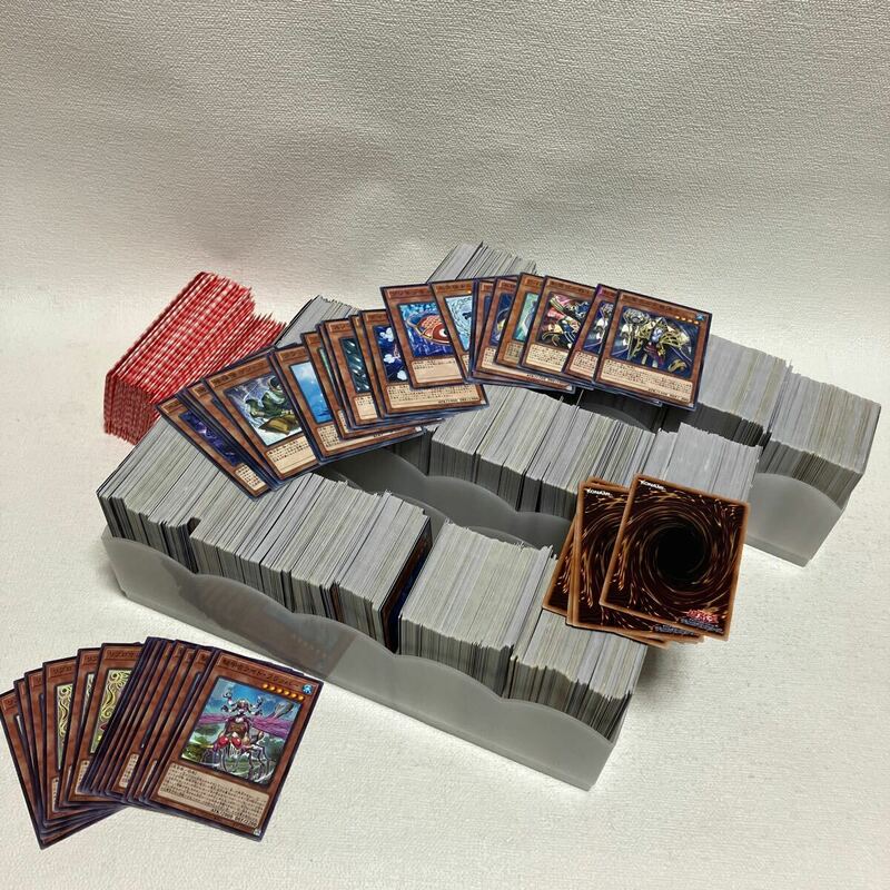 c395-23 80 トレーディングカード 遊戯王 KONAMI TCG デュエルモンスターズ まとめて 1000枚以上 大量セット 重複多数 ケース 値札 水　地