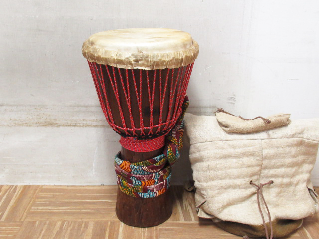 ジャンベ 民芸 民族 楽器 面幅約32㎝ 高さ約62㎝ コートジボアール製 パーカッション 打楽器 太鼓 ケース付き 管理6R0514A-I2
