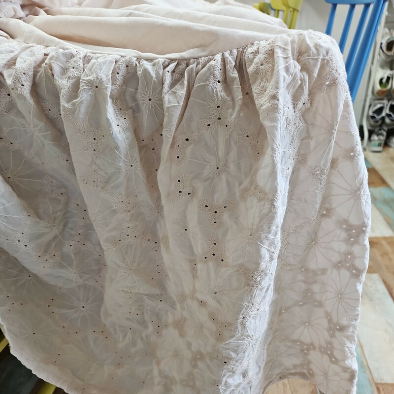 シングルサイズ　ベッドスカート　ベッドの下の収納が見えなくなりおしゃれ　刺繍入りの素敵なお品　クリームベージュ
