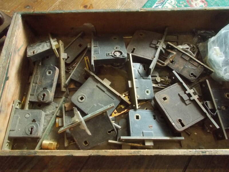 時代物 アンティーク 建具金物 大量まとめて 重厚 ドアラッチ 埋め込みラッチ 鍵など 約58㎝×34.5㎝の古い木箱付き ドア錠 蔵 古道具