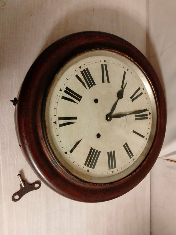 古い丸形の掛け時計