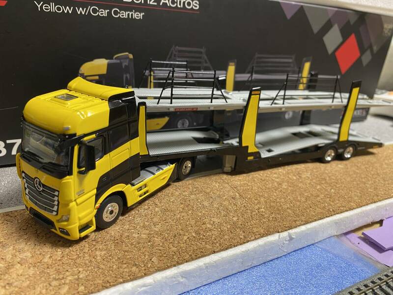 （5）　MINI　GT　Ｍercedes-Benz　Actros　Yellow/CarCarrier 1/64